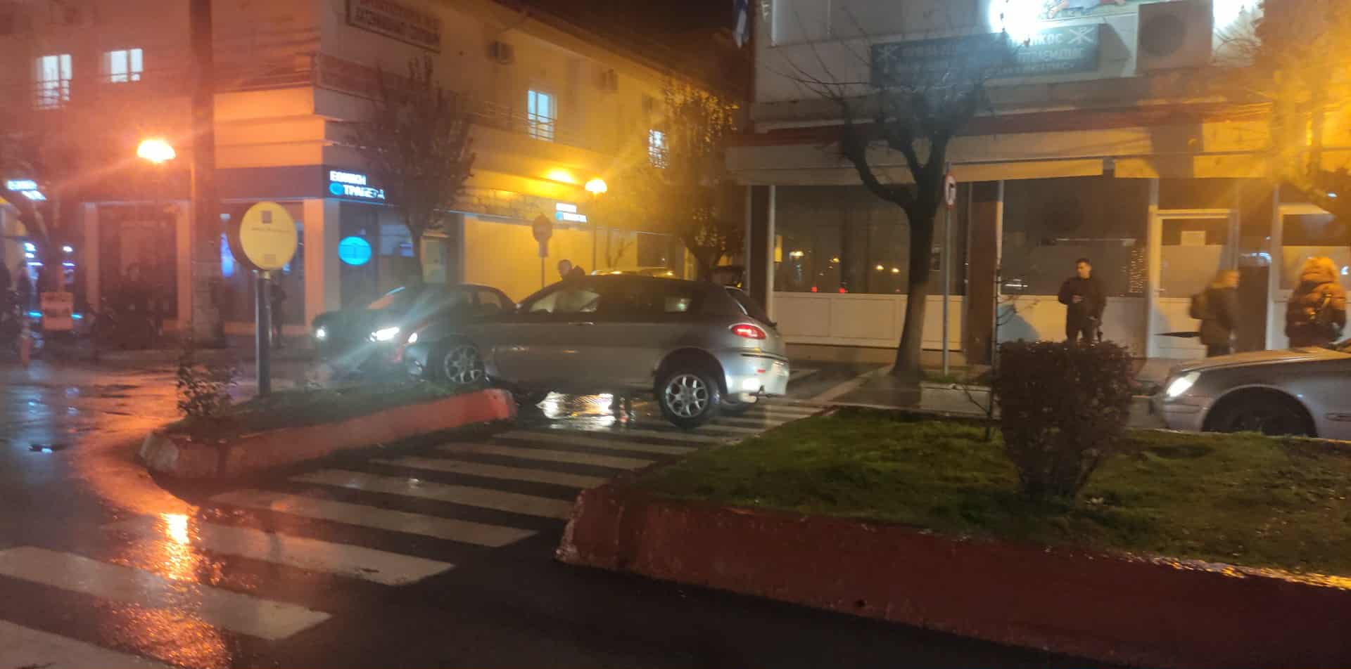 Αυτοκίνητο προσέκρουσε σε νησίδα στο κέντρο της πόλης